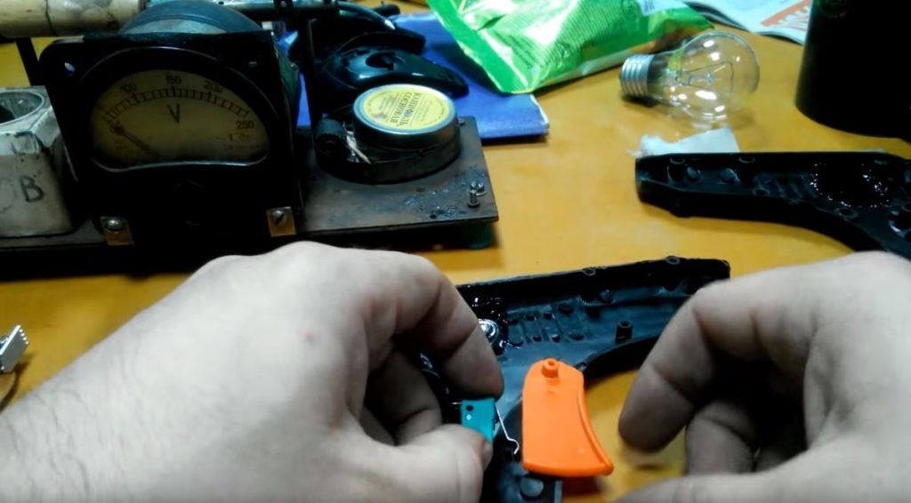 примеряем выключатель и придаем нужную форму спусковому крючку