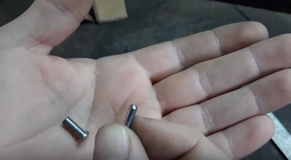 на внутренней заклепке снимаем фаску