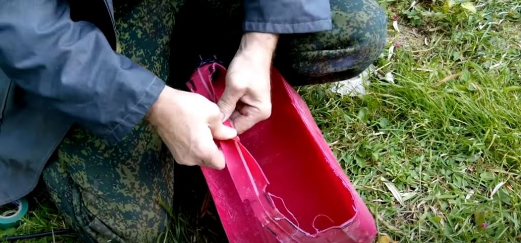 Загибаем края самой широкой части ручки ящика вверх