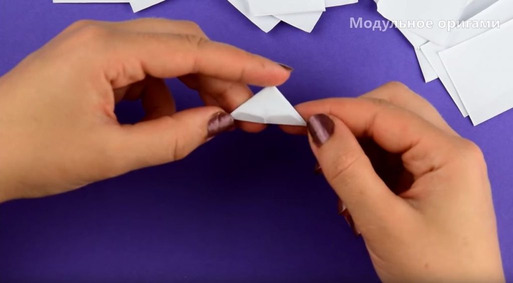 нижние части заготовки загибаем вверх, чтобы получился треугольник