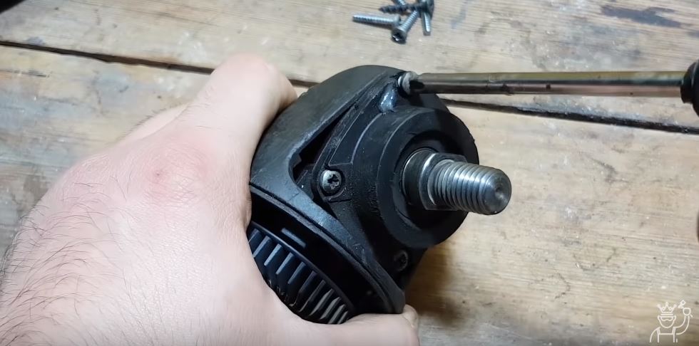 Откручиваем винты крепления крышки редуктора