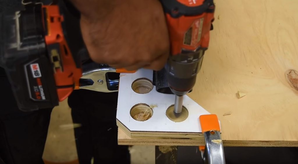 С помощью шаблона отмечаем 3 отверстия и просверливаем их