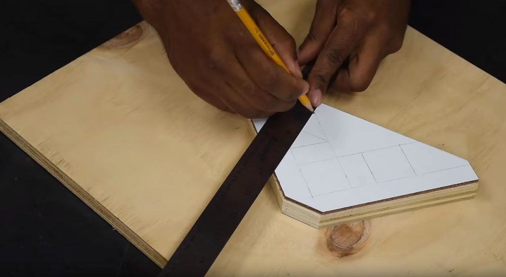 вырезаем равнобедренный прямоугольный треугольник