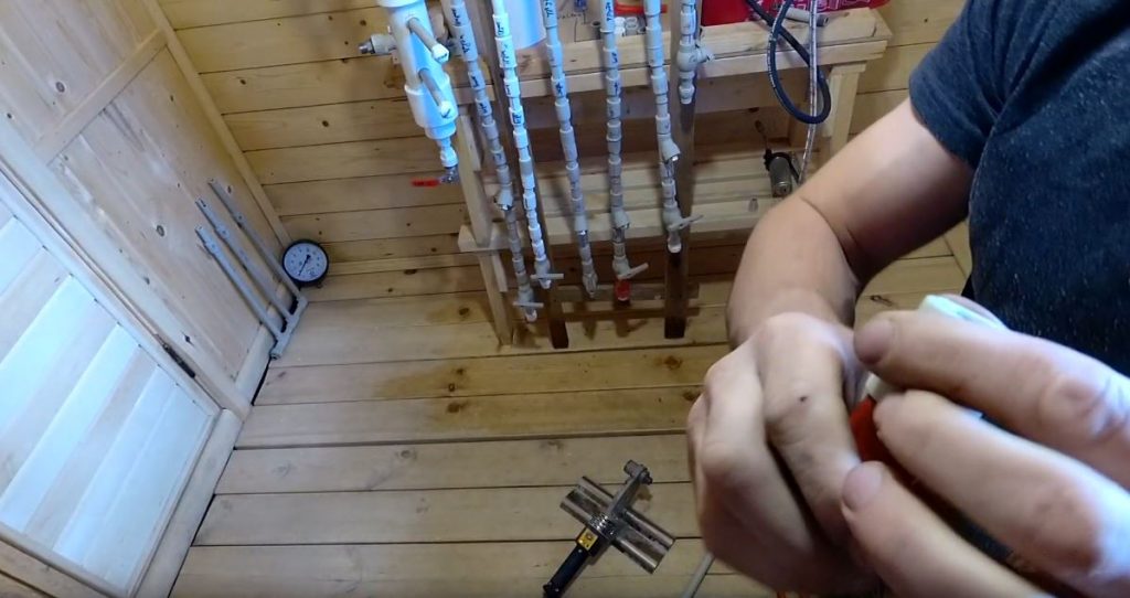 Вкручиваем в нее металлическую