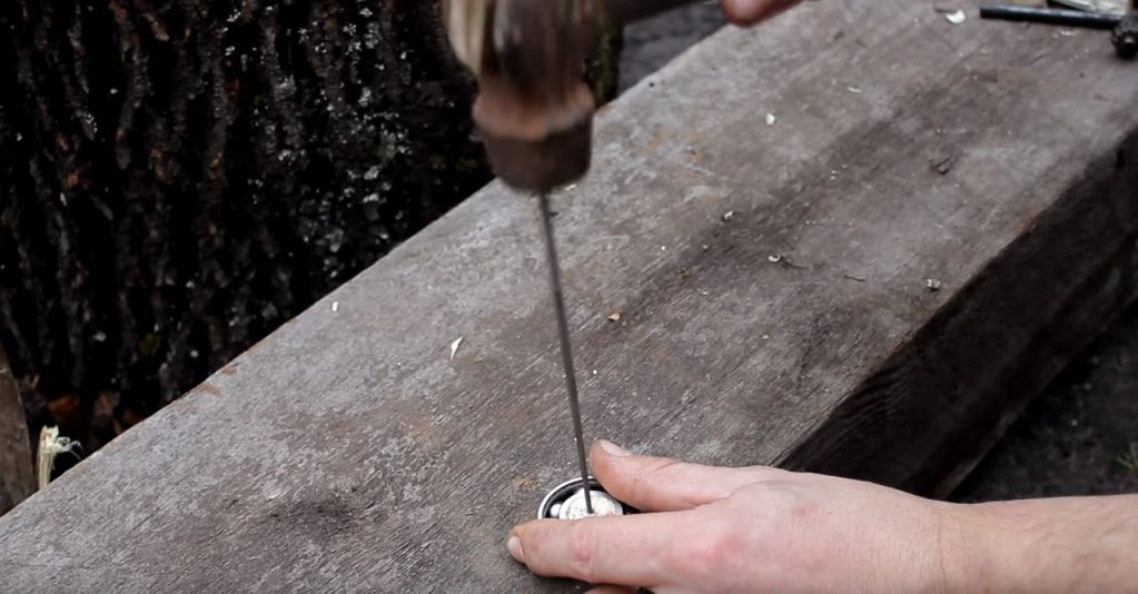 В полученное отверстие молотком вбиваем круглый надфиль