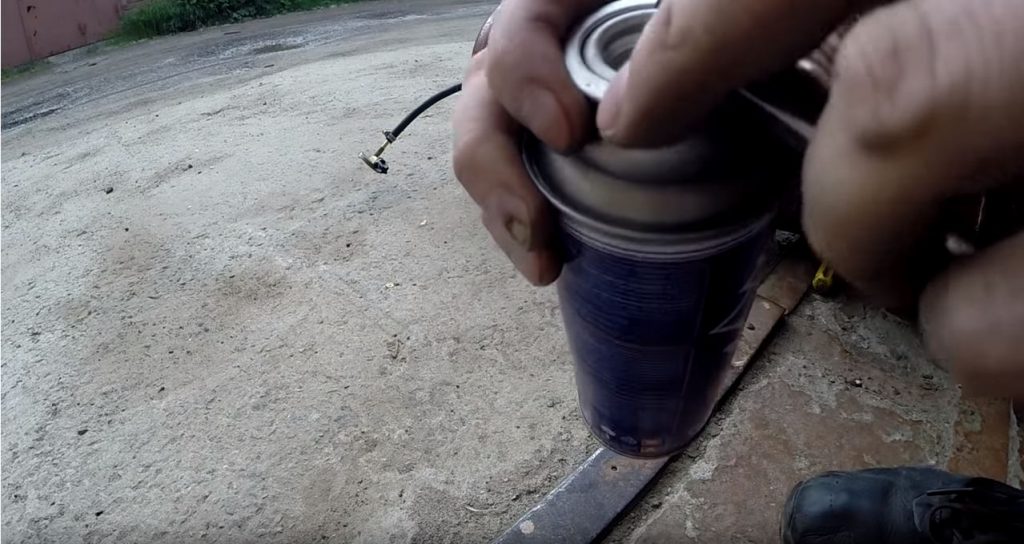 надавливаем отверткой на штуцер, выпуская газ