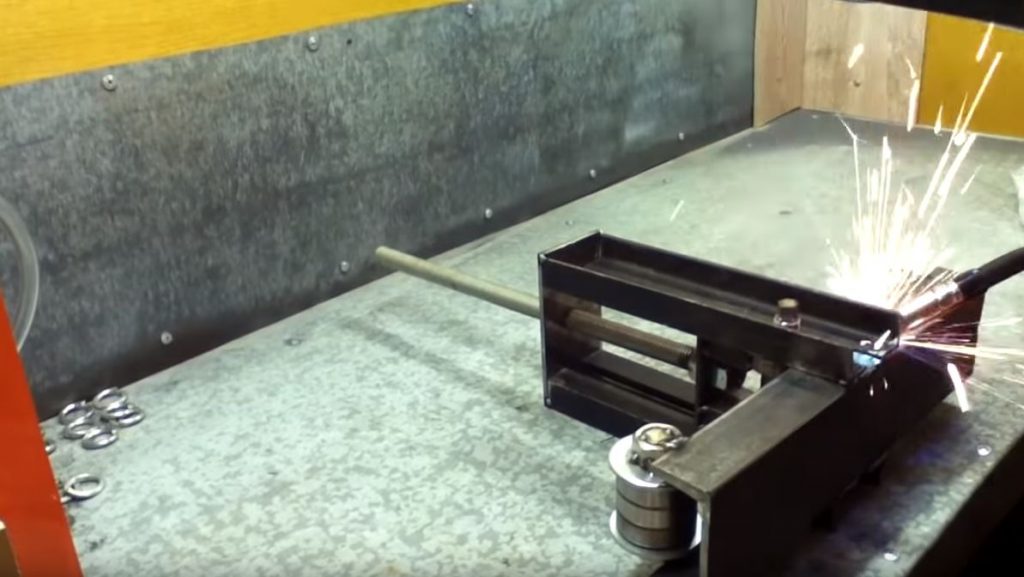 По краям профиля привариваем ролики