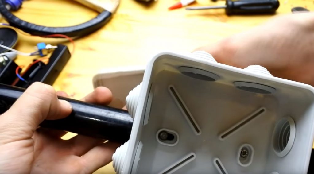 корпус делаем из пластиковой распределительной коробкой