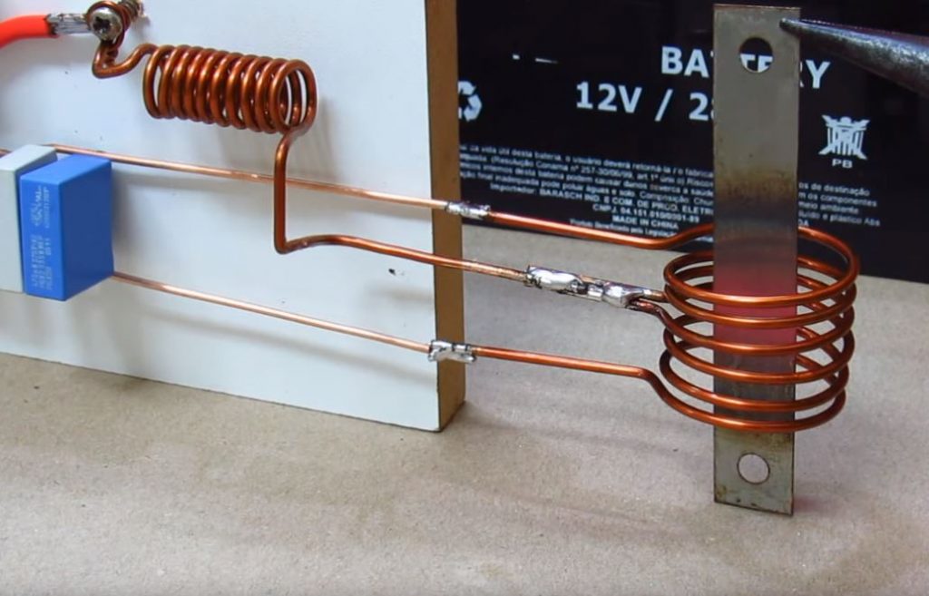 Помещаем в центр индуктора любой металлический предмет