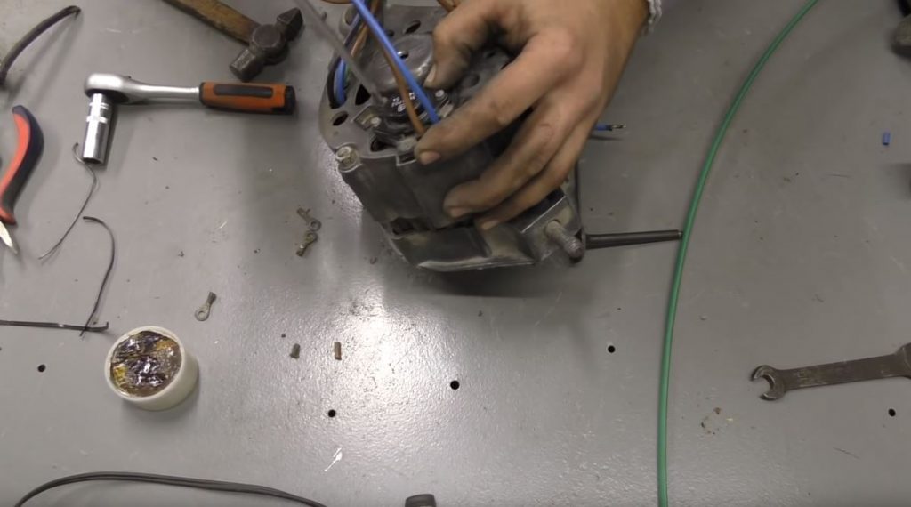 Присоединяем на место щеточный блок