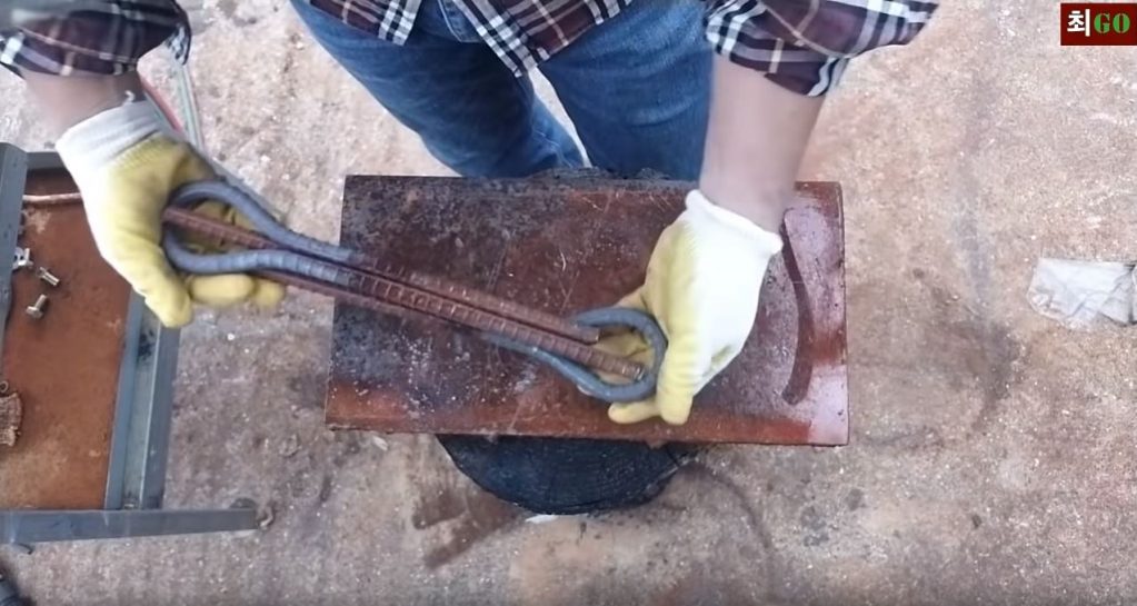 Две арматуры кладем "валетом"