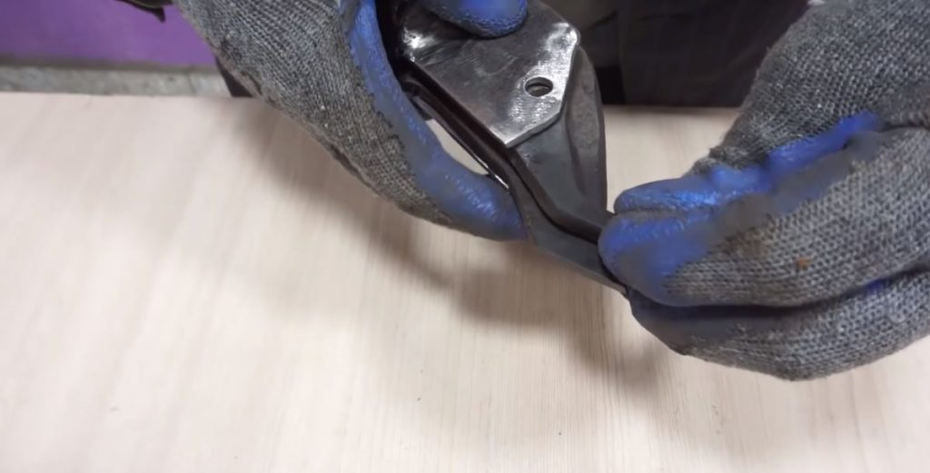 Устанавливаем ножи в проушины и скрепляем их болтом и гайкой