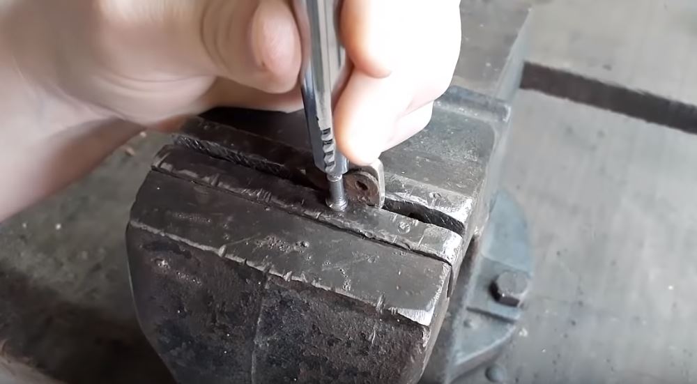 Керним наружную заклепку