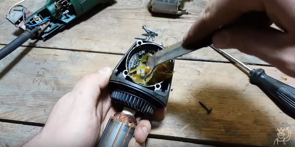 Наполняем корпус редуктора специальной смазкой