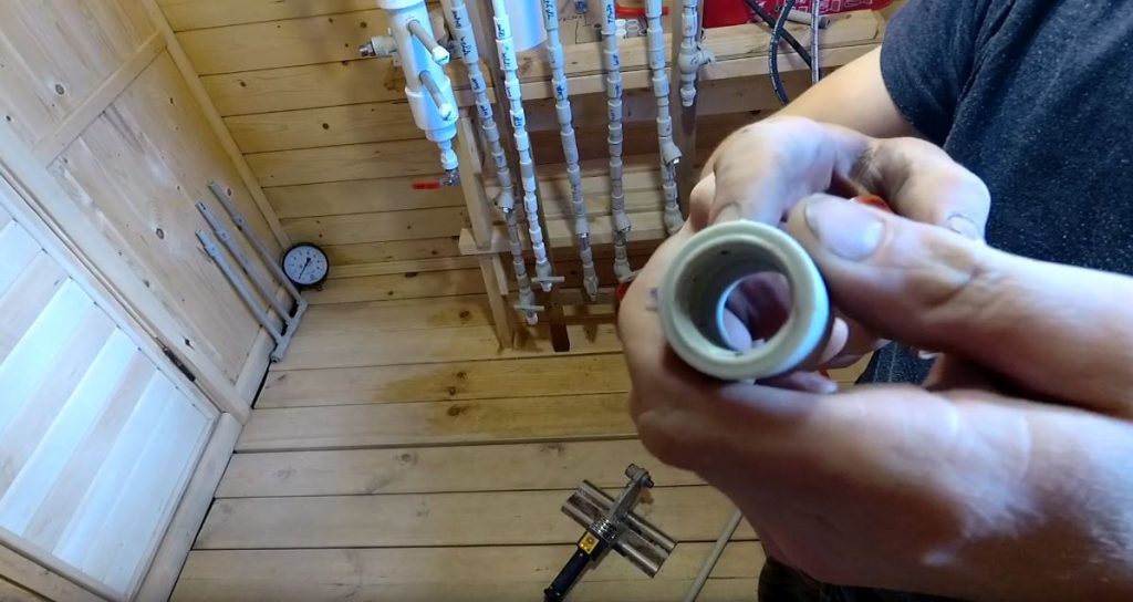 Даем пластику остыть и выкручиваем металлическую муфту