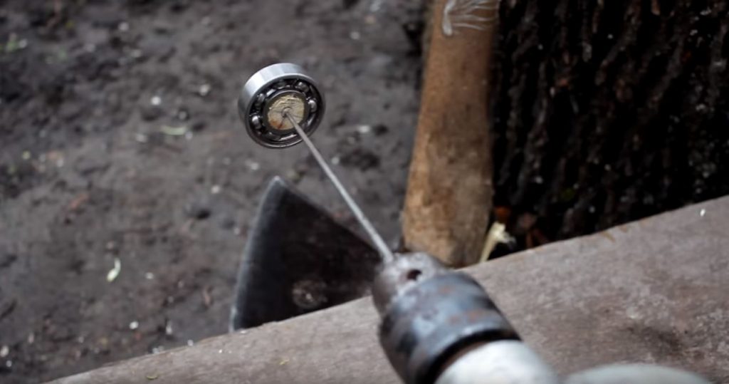 Другой конец надфиля закрепляем в электродрели