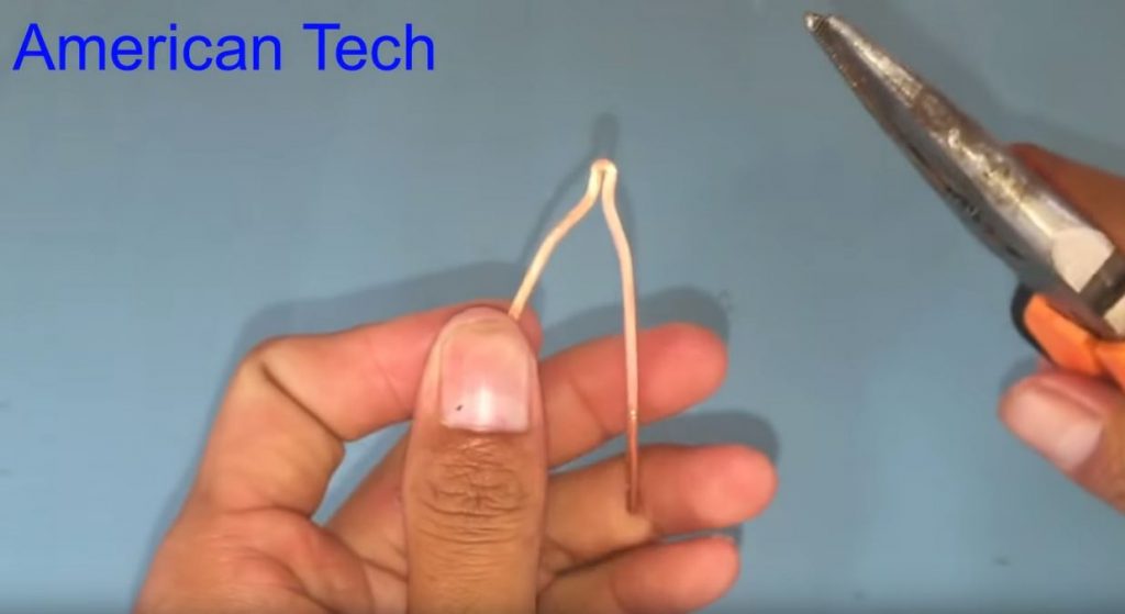 Зачищаем и сгибаем проволоку пополам