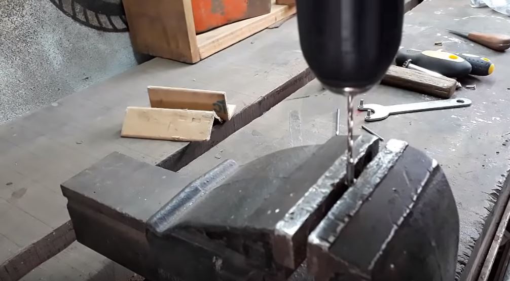 Просверливаем в заклепке отверстие