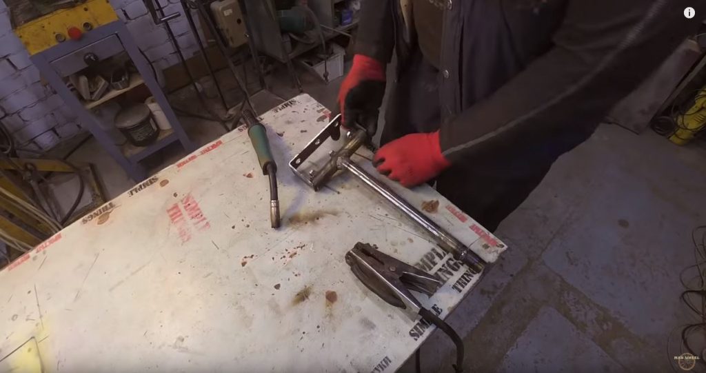 привариваем скобу