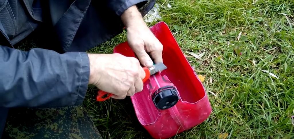 С помощью ножа подправляем форму ручки в местах изгиба