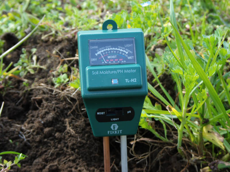 Прибор TL-H2, используемый для определения кислотности почвы
