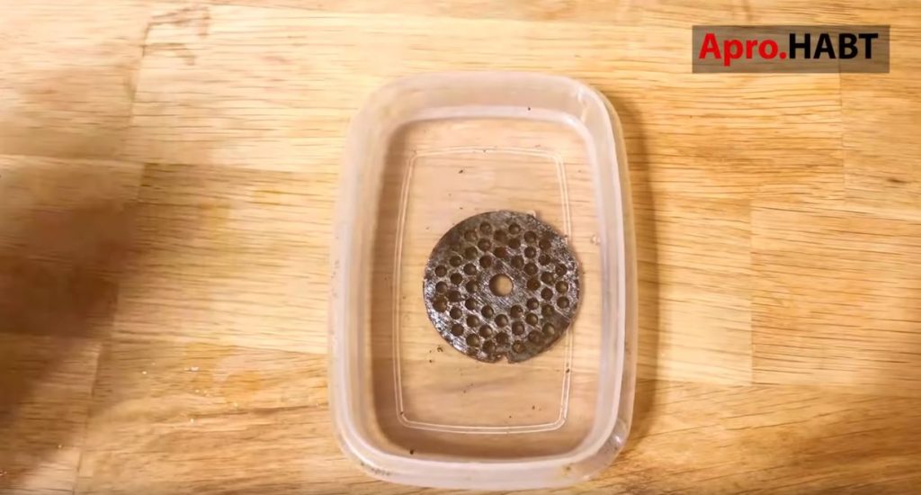 помещаем сеточку в уксус