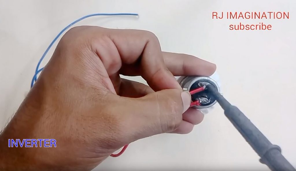 Подпаиваем провода вторичной обмотки трансформатора к лампочке