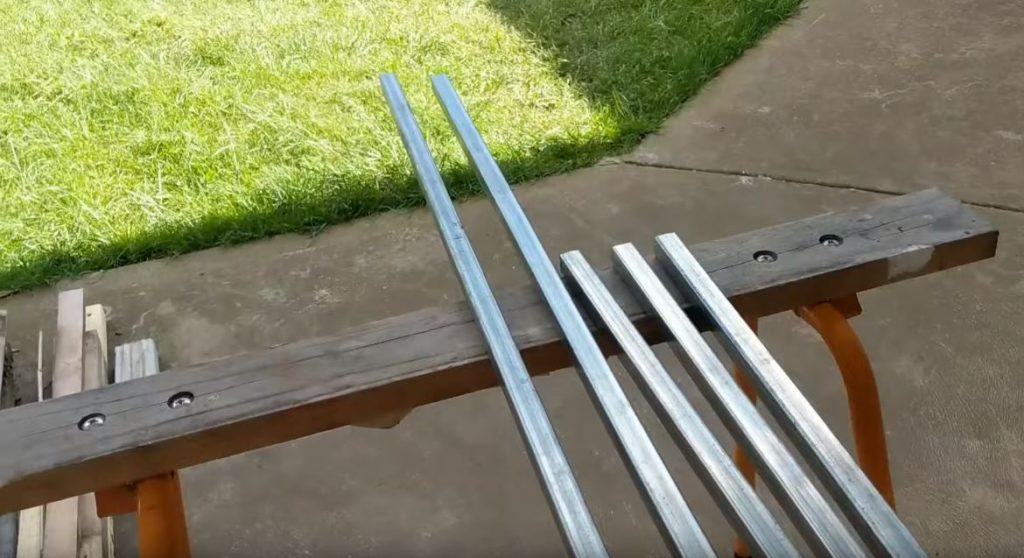 От металлического профиля отрезаем пять заготовок