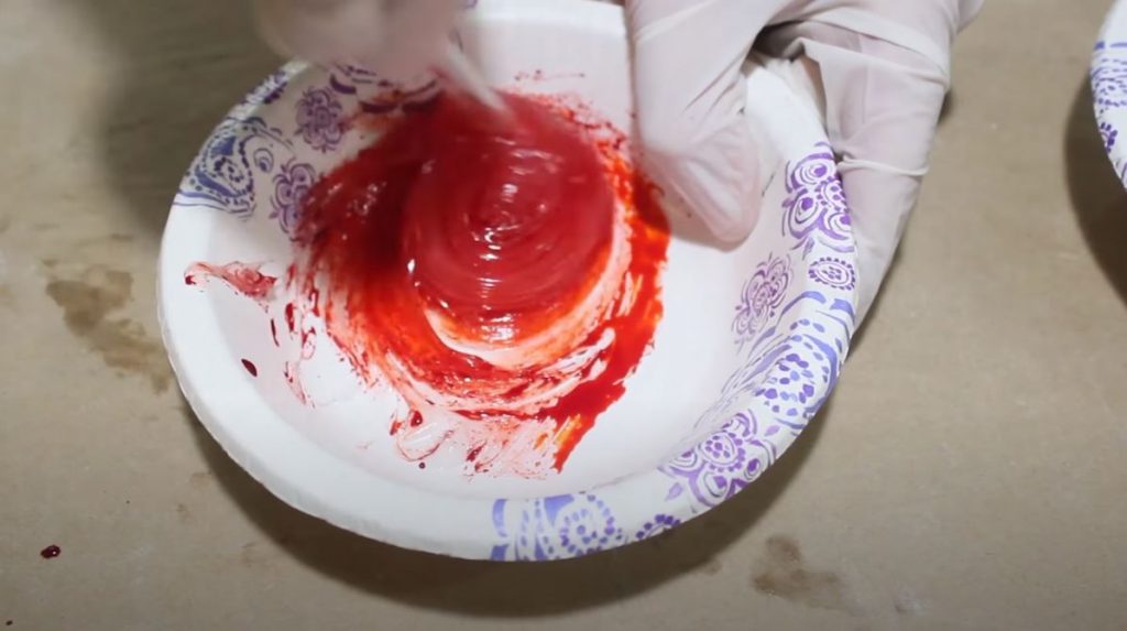 В емкость выдавливаем силикон, добавляем краситель и перемешиваем