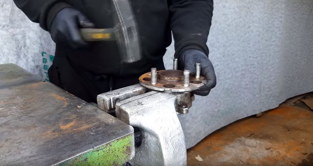 Молотком выбиваем шпильки из ступицы