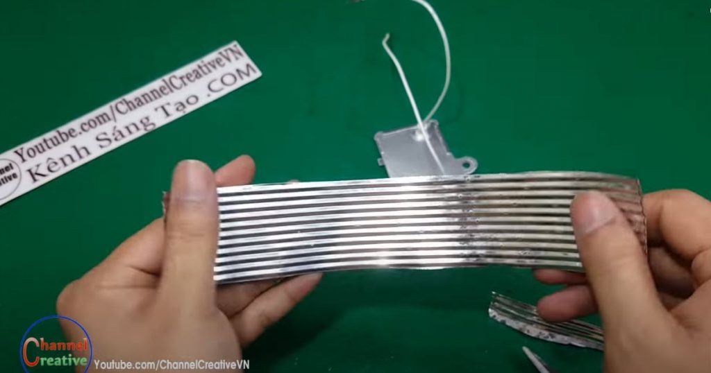 Из консервной банки или листовой жести вырезаем полоску