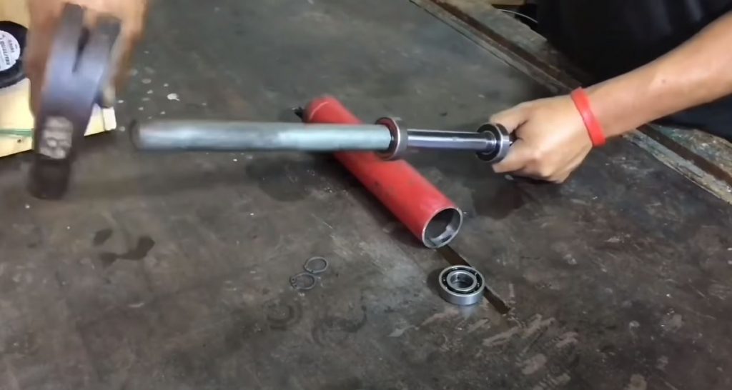 Надеваем подшипники на шток амортизатора