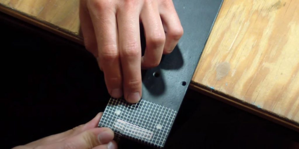 обклейте поверхность армирующей сеточкой