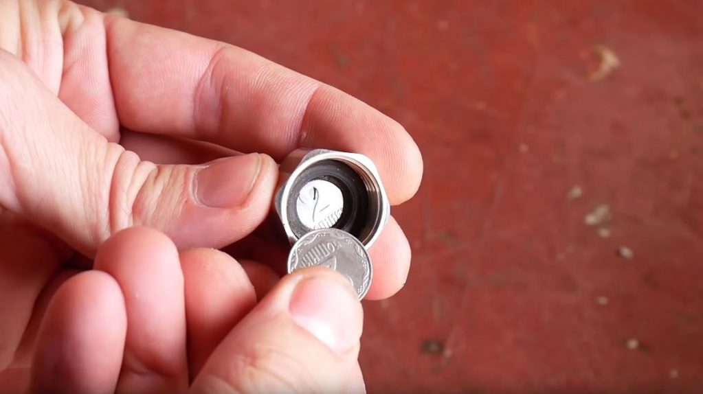 Вкладываем в гайку подходящую по размеру монетку