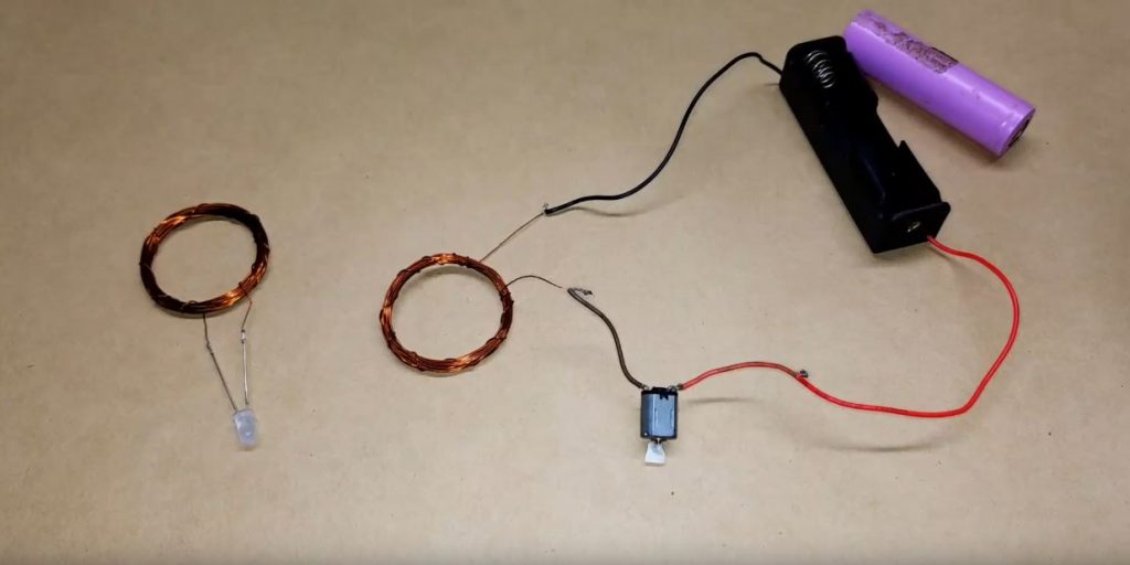 К первой катушке припаиваем последовательно пластиковый контейнер на 1 аккумулятор и двигатель, ко второй – светодиод