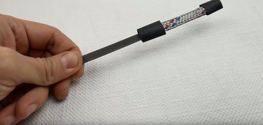 Одеваем последовательно на надфиль термокембрик, кусочек оплетки и опять термокембрик