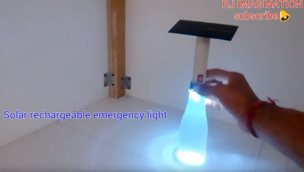 Закручиваем в пробку бутылку, наш ночник готов