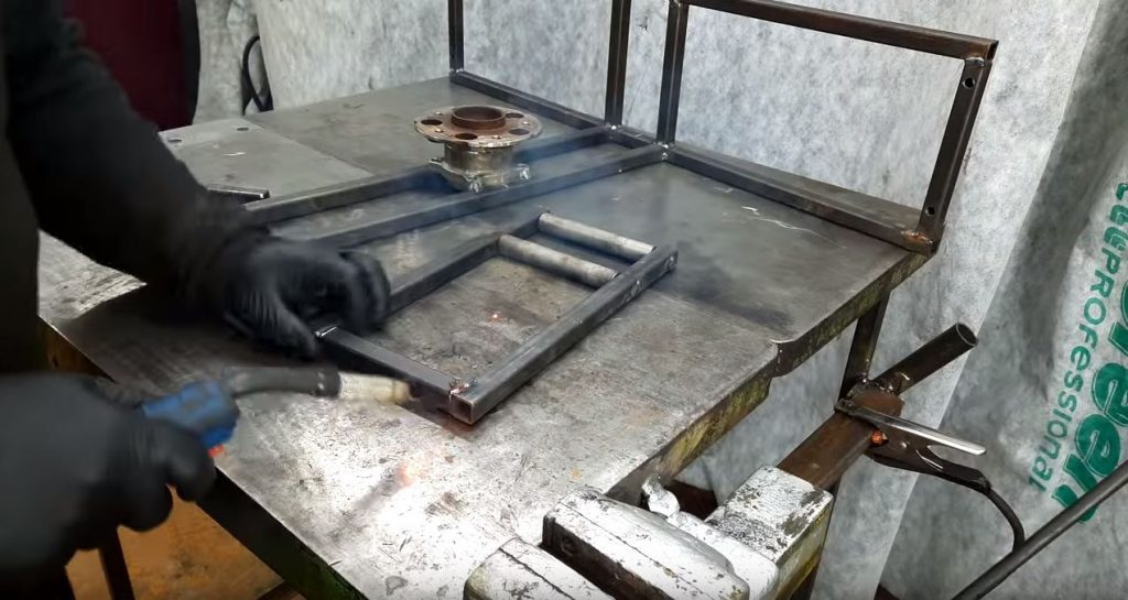 Вырезаем из профильной трубы кусочек