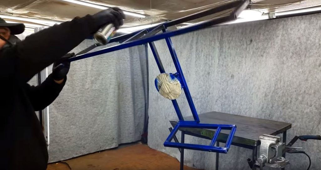 Обклеиваем ступицу скотчем и красим заготовку краской из баллончика