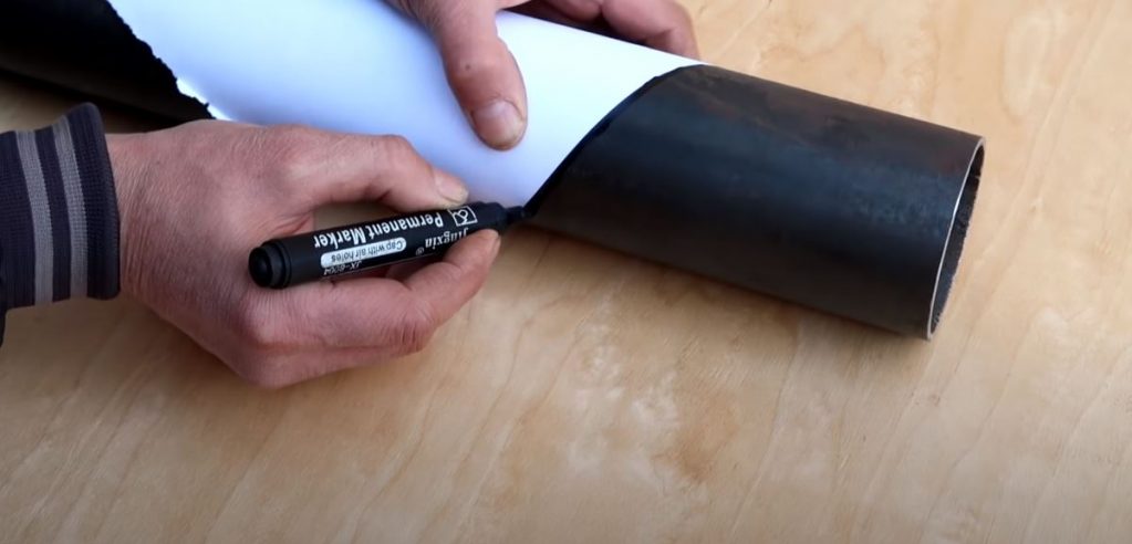 на противоположной стороне трубы и проводим косую линию