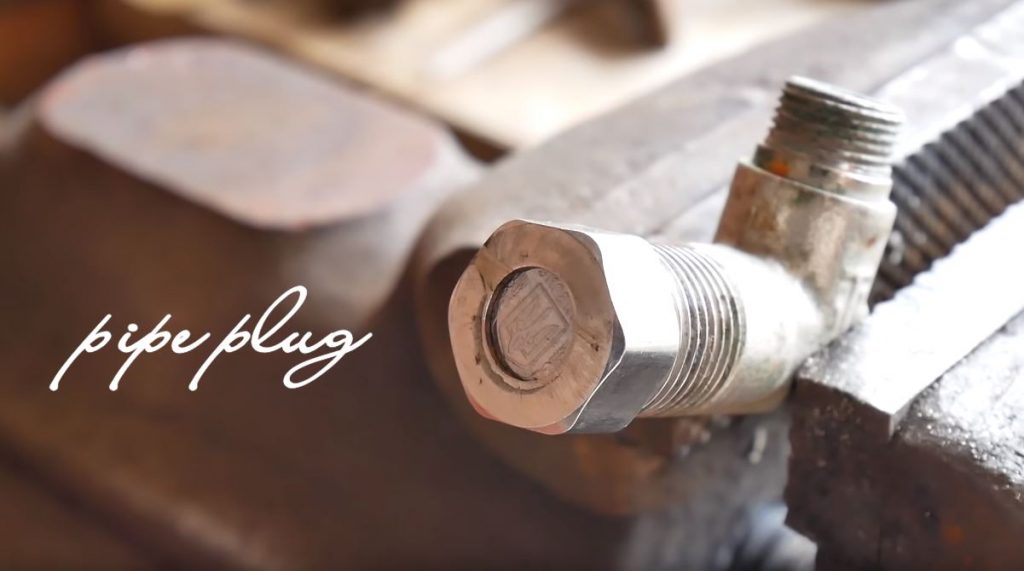 Накручиваем заглушку на трубу и зажимаем гаечным ключом