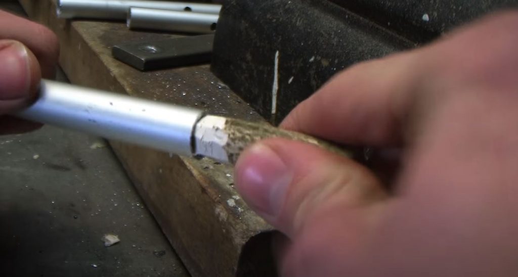 Забиваем колышек в трубу