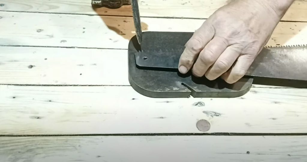 приставляем пробойник и, несколько раз ударяя по нему молотком
