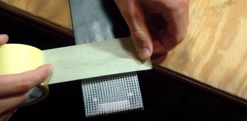 Границу будущего обрезиненого слоя обклейте малярным скотчем