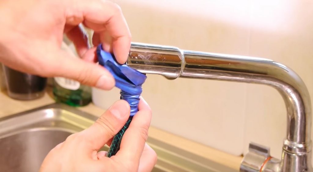 Одеваем резинку на шланг