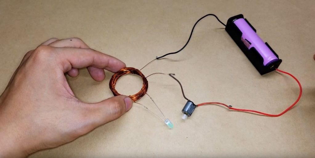 Подносим вторую катушку к первой – светодиод загорается