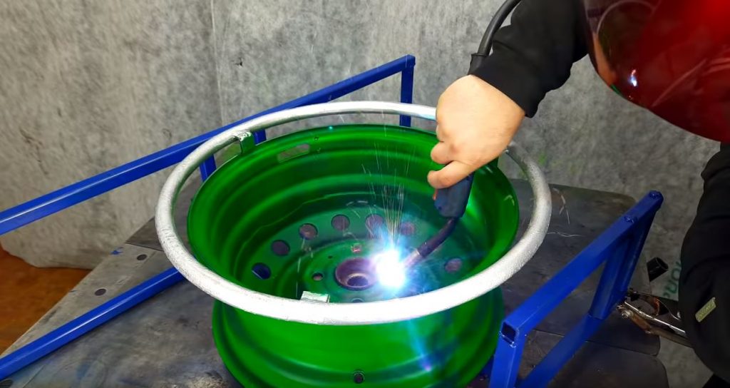 Кладем диск поверх ступицы и привариваем его