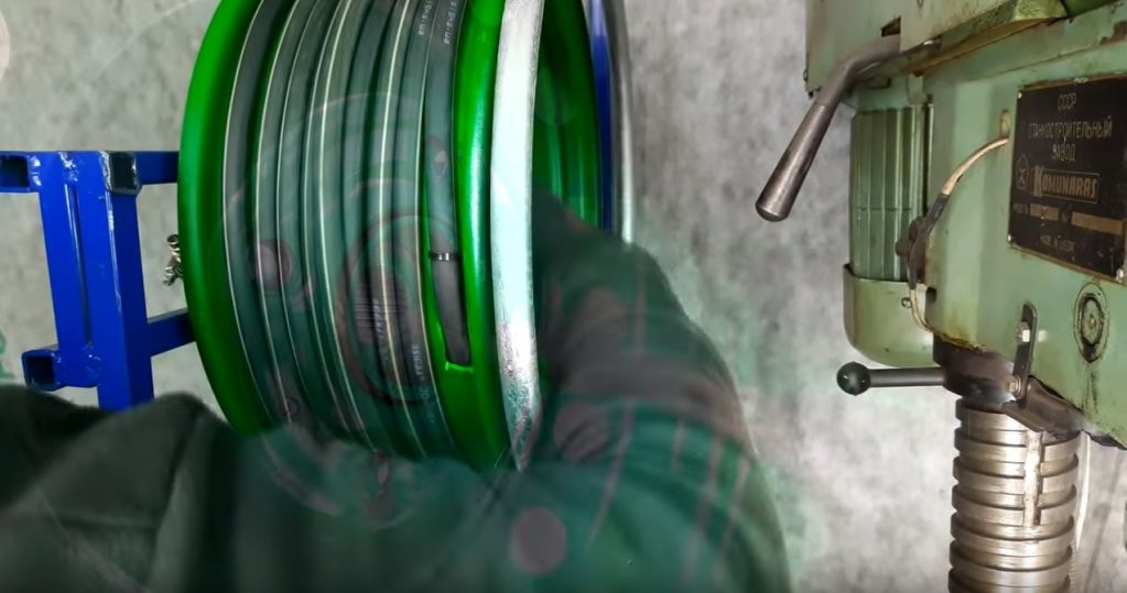 На диск накручиваем шланг