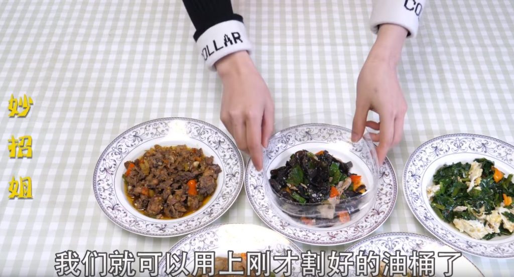 На первую тарелку помещаем пластиковое кольцо