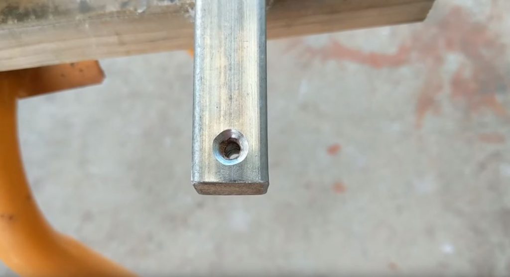 Делаем потаи под шляпки саморезов